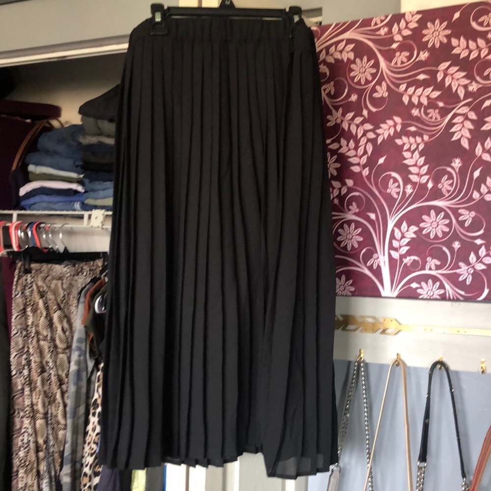 PLEATED SKIRT